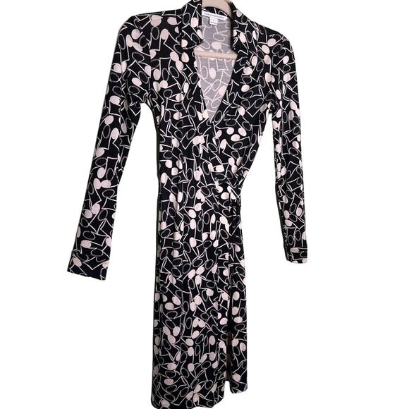 Diane von Furstenberg Black & White Squiggle Print Wrap Dress Size 2 - Picture 11 of 14
